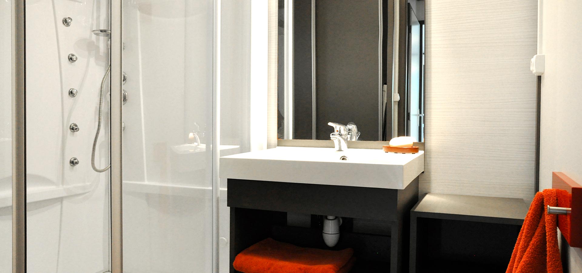 Camping san damiano bungalow confort village 2 village 2 salle de bain